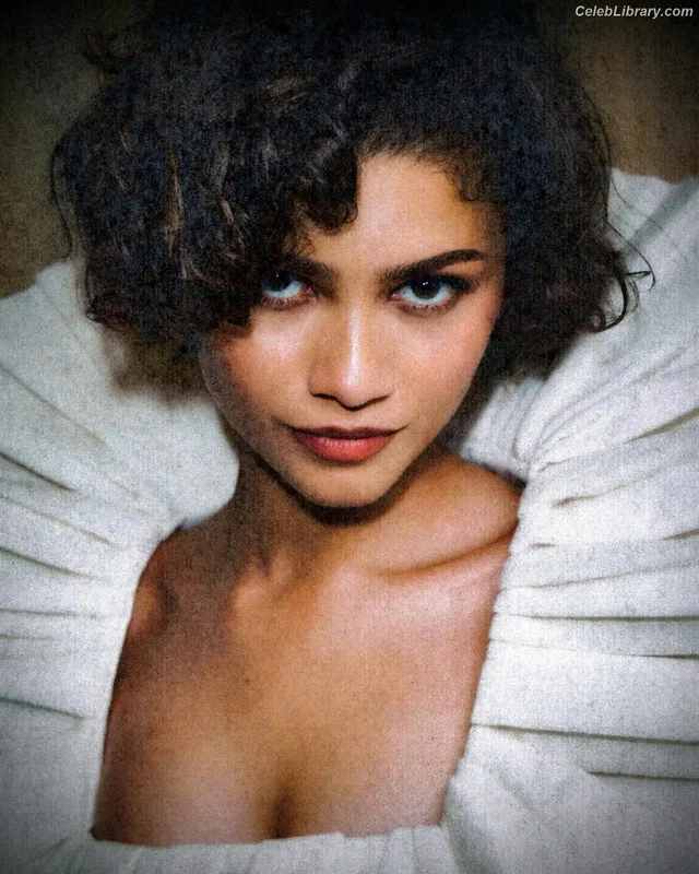 Zendaya photo 16 of 1926