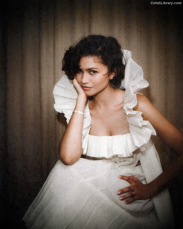 Zendaya photo 17 of 1926