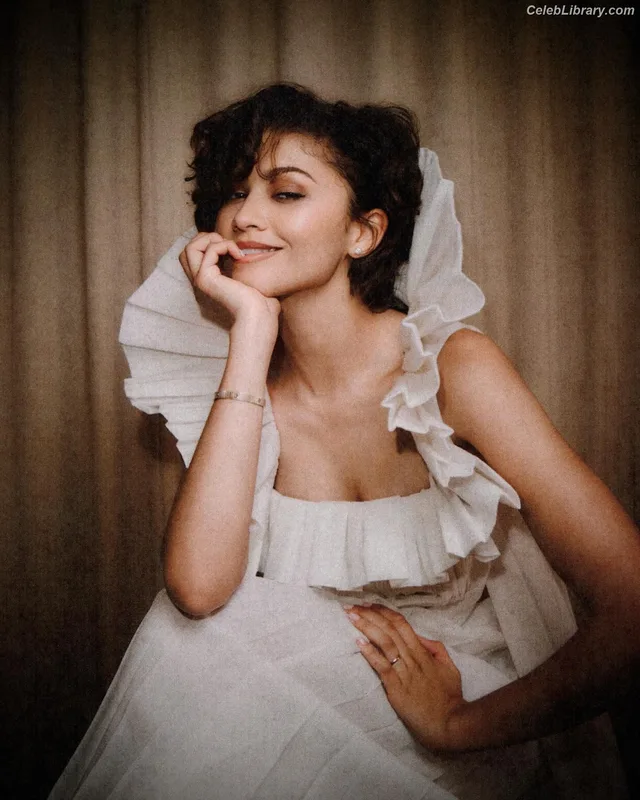Zendaya photo 21 of 1926