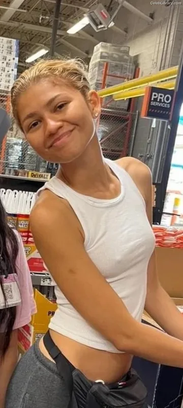 Zendaya photo 17 of 1926