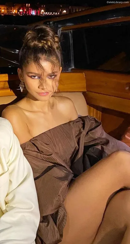 Zendaya photo 20 of 1926