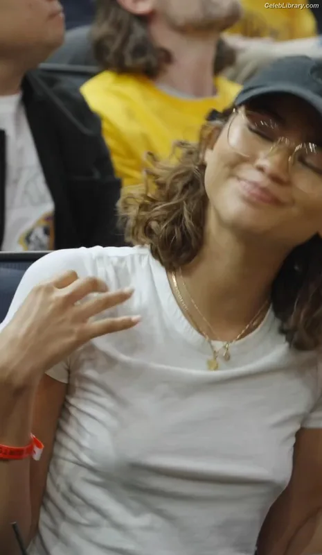 Zendaya photo 2 of 1926