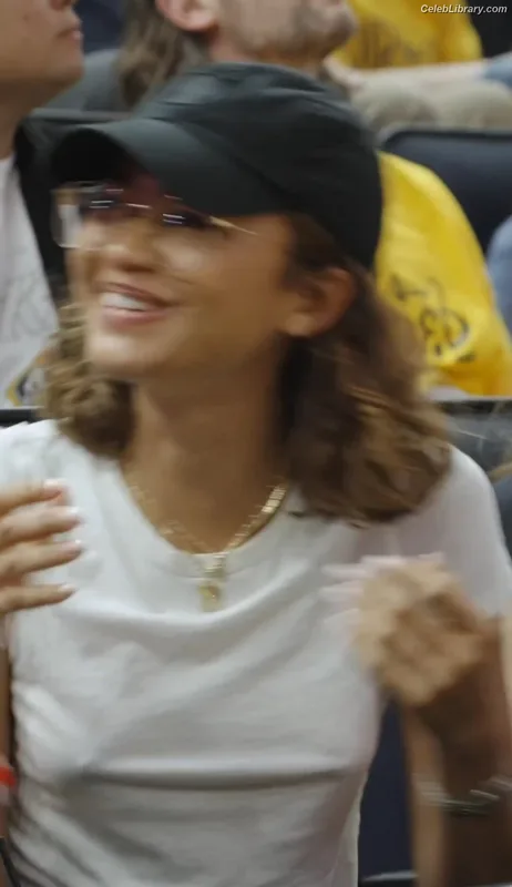 Zendaya photo 3 of 1926
