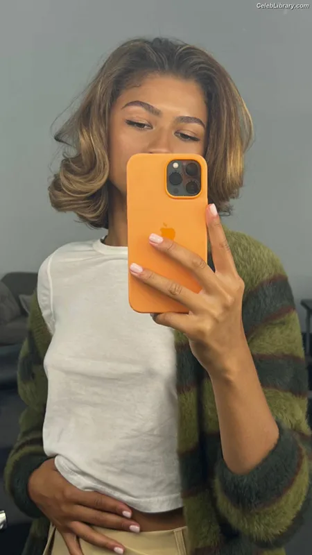 Zendaya photo 4 of 1926