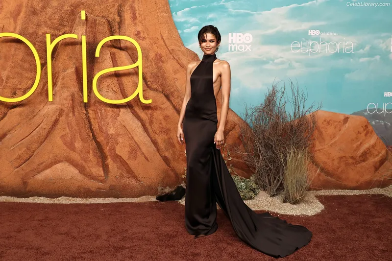 Zendaya photo 3 of 1926