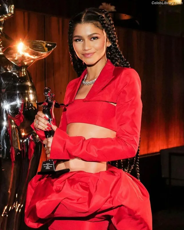 Zendaya photo 19 of 1926