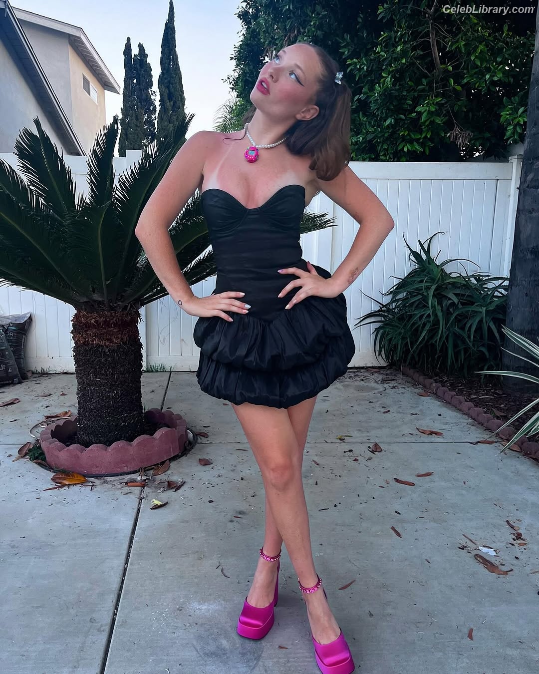 Zoe Colletti photo 3 of 73