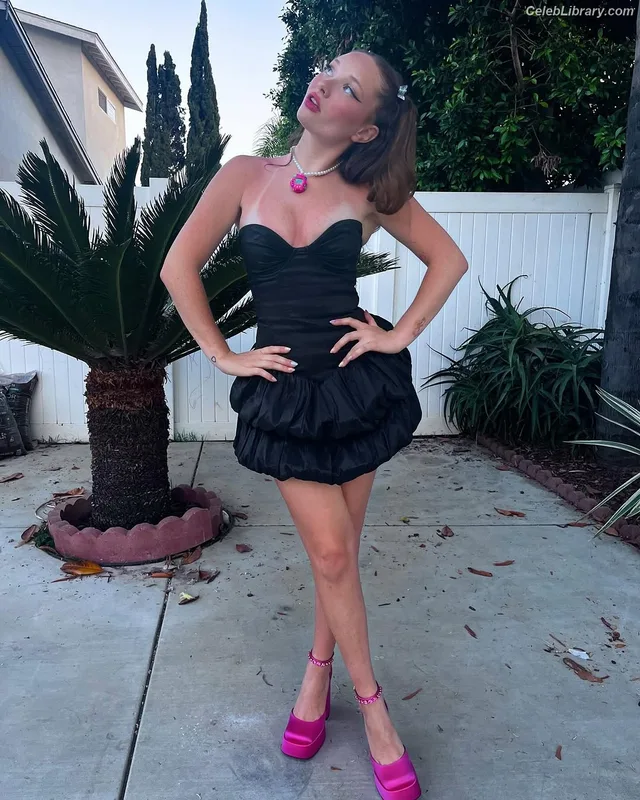 Zoe Colletti photo 3 of 73