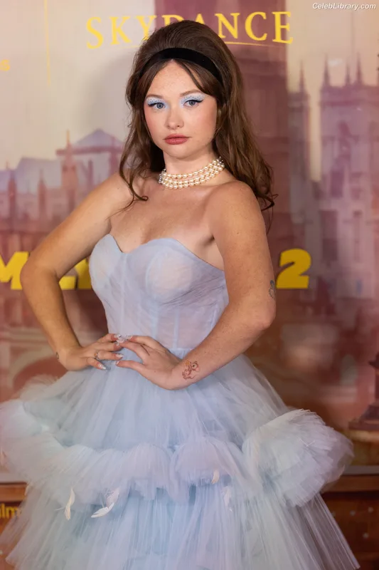 Zoe Colletti photo 17 of 73