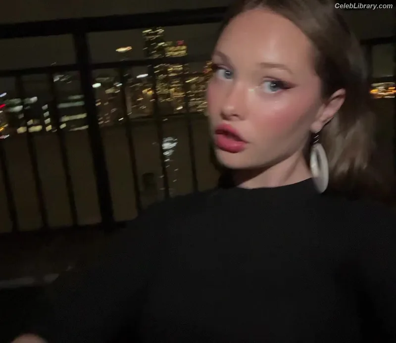 Zoe Colletti photo 14 of 73