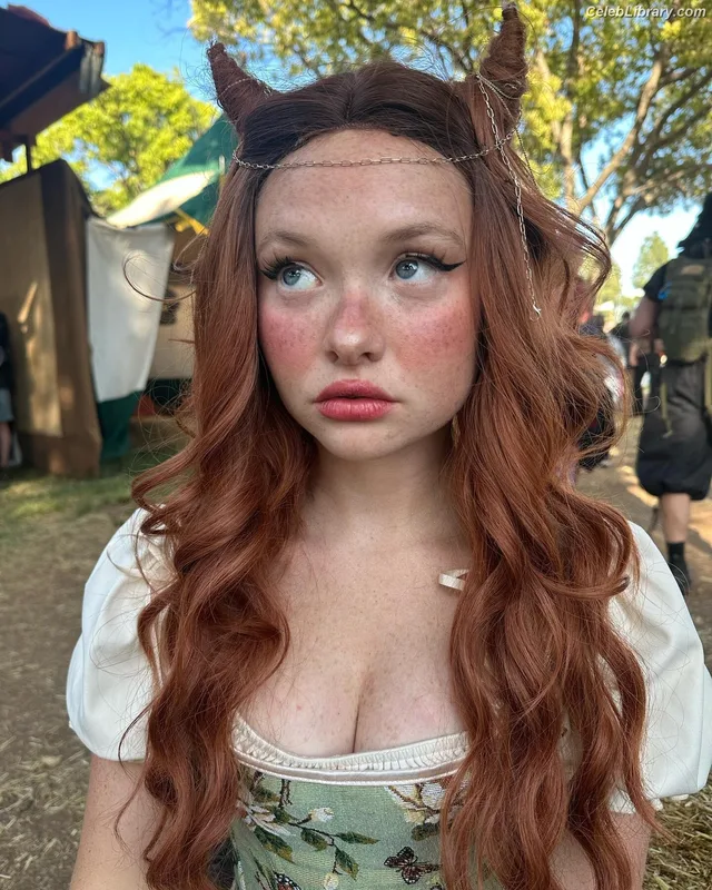 Zoe Colletti photo 23 of 73