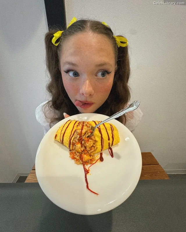Zoe Colletti photo 24 of 73