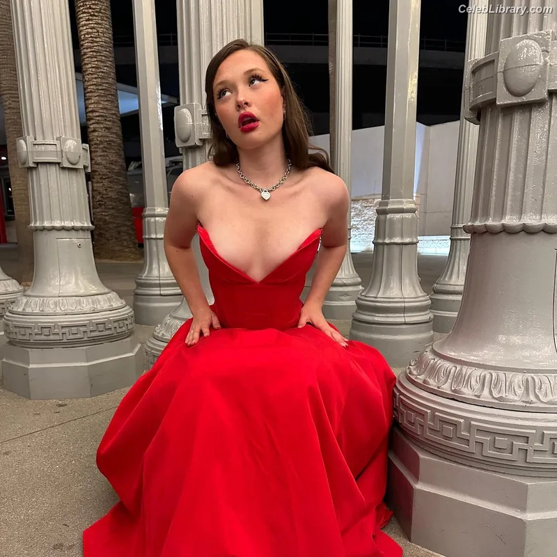 Zoe Colletti photo 17 of 73