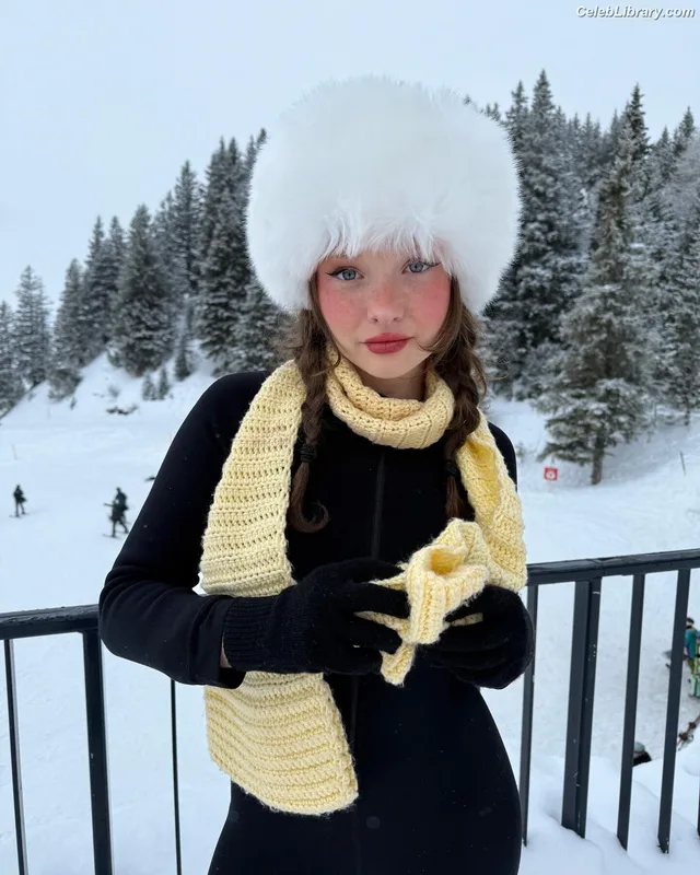 Zoe Colletti photo 19 of 73