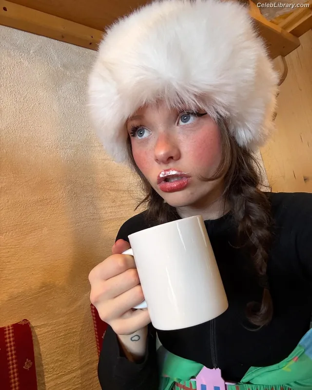 Zoe Colletti photo 23 of 73