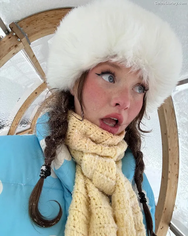 Zoe Colletti photo 24 of 73