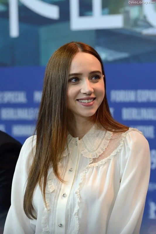 Zoe Kazan photo 5 of 90
