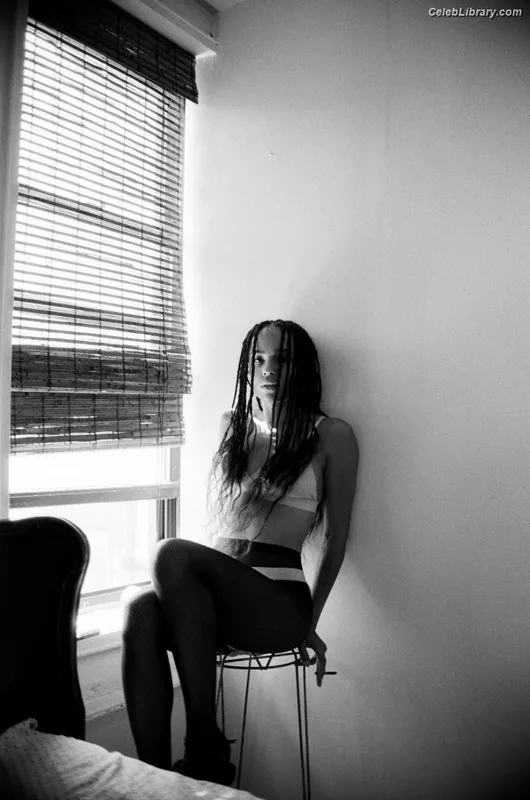 Zoë Kravitz photo 1 of 404