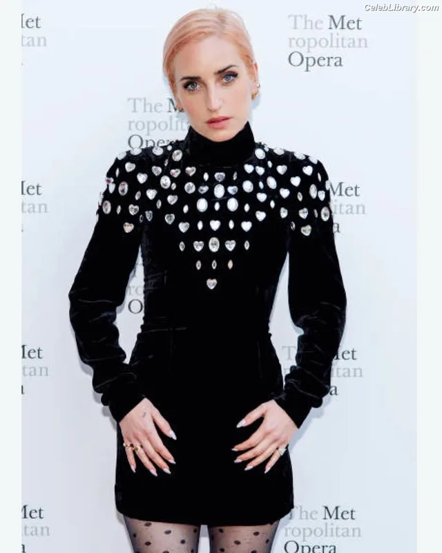 Zoe Lister-Jones photo 11 of 39
