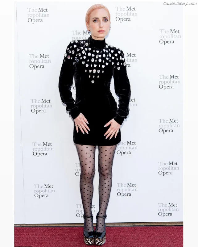 Zoe Lister-Jones photo 12 of 39