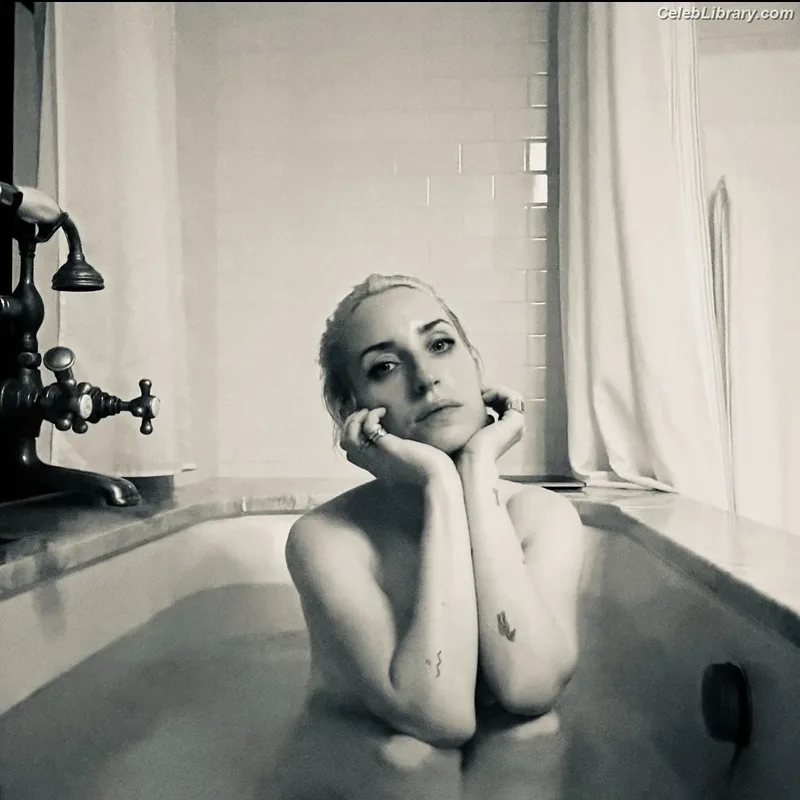 Zoe Lister-Jones photo 5 of 39