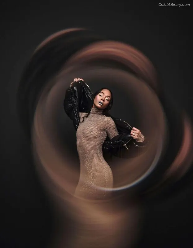 Zoe Saldana photo 2 of 867