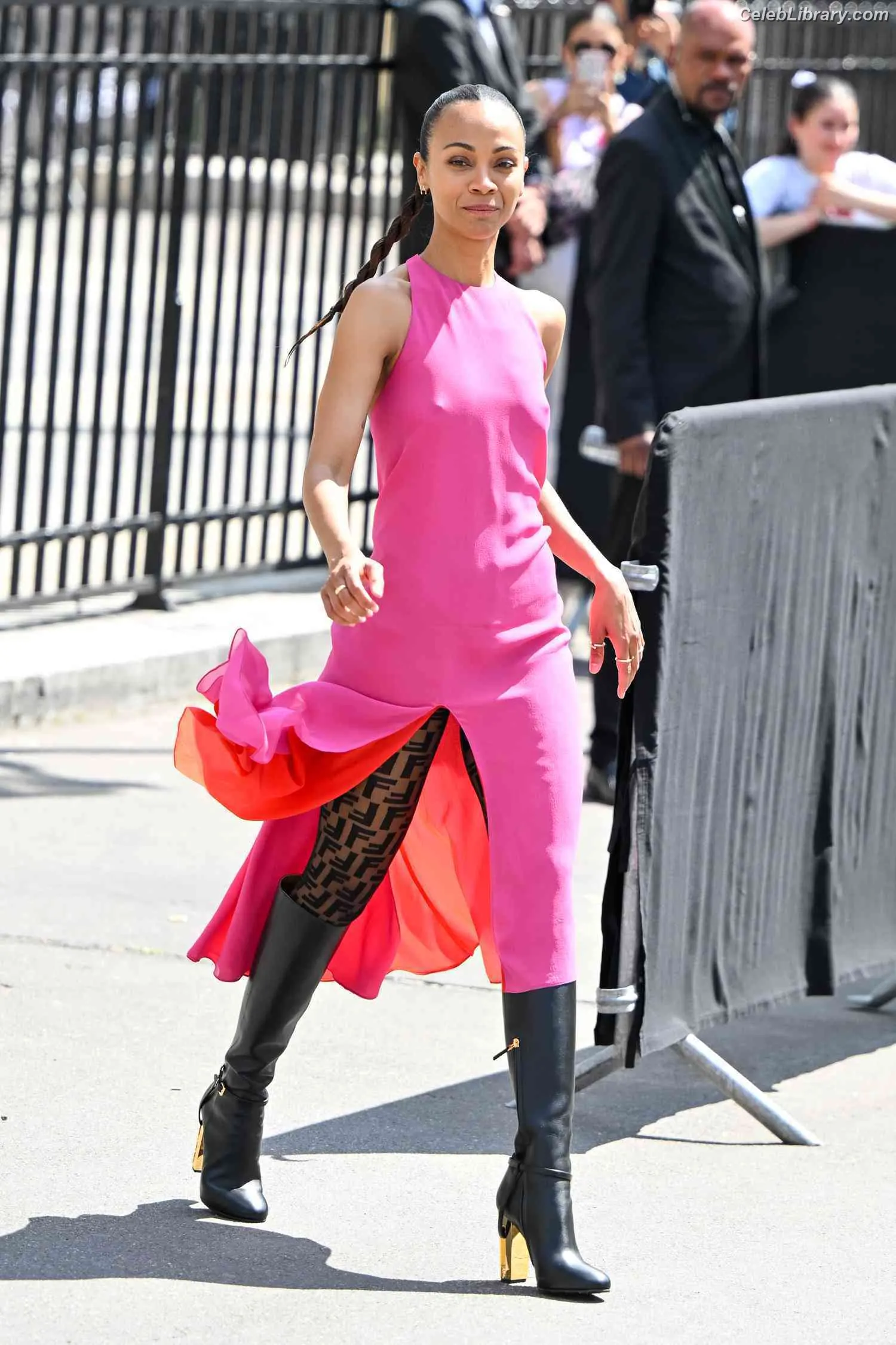 Zoe Saldana photo 1 of 867