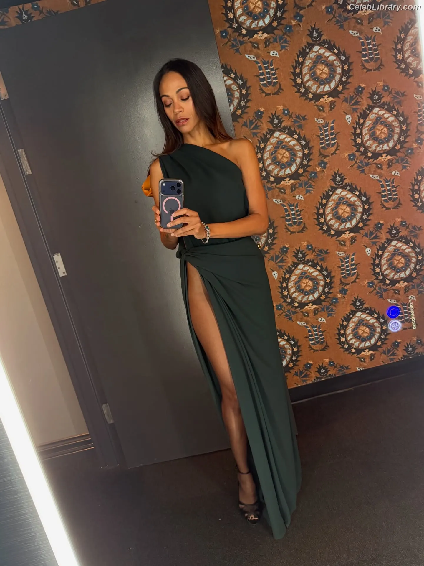 Zoe Saldana photo 22 of 867