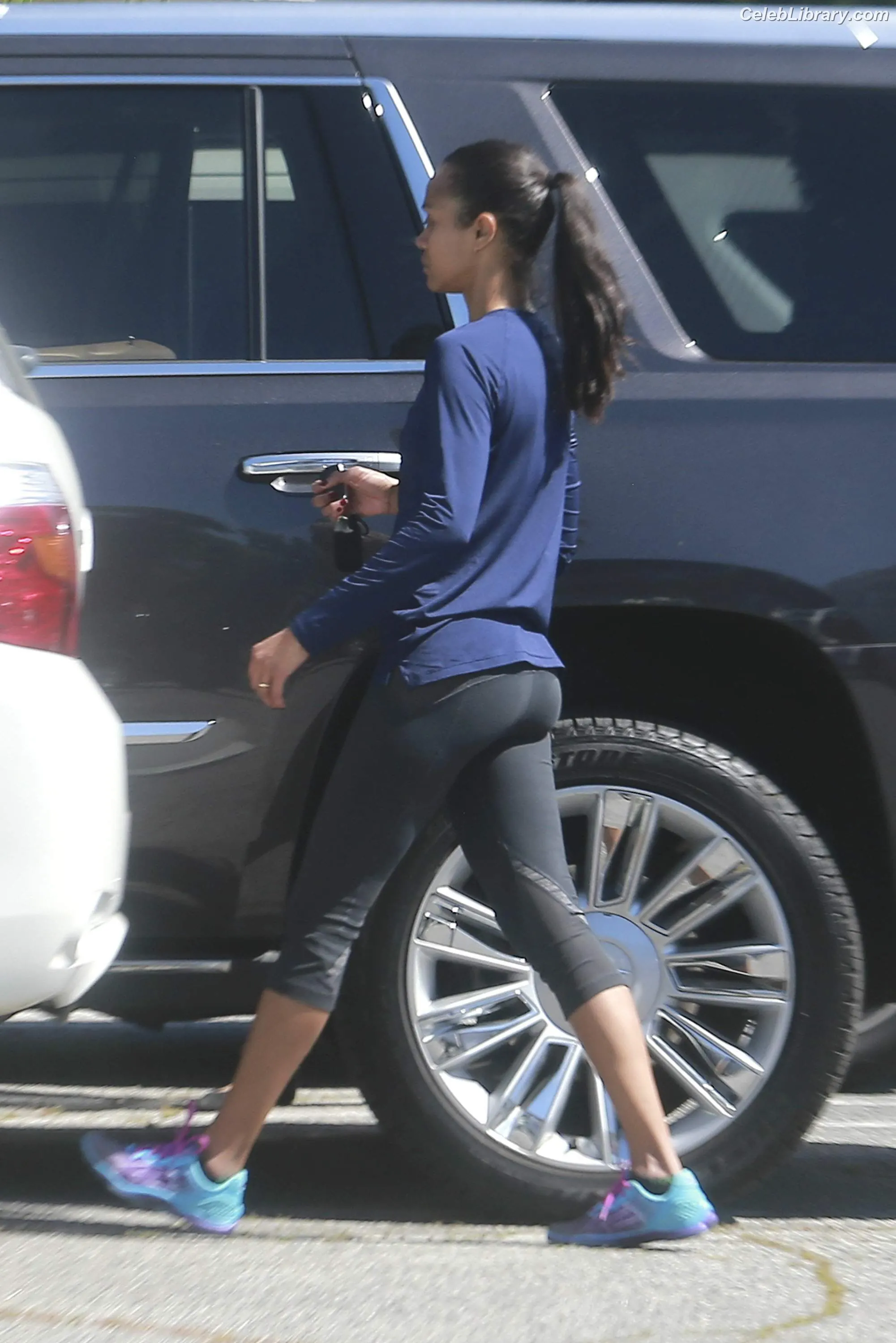 Zoe Saldana photo 2 of 867