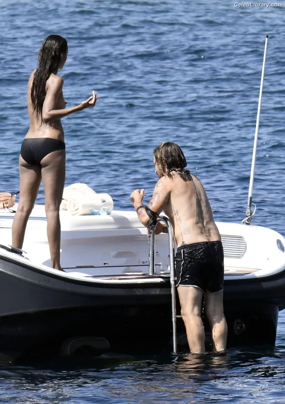 Zoe Saldana photo 6 of 868