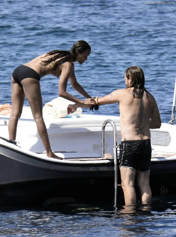 Zoe Saldana photo 12 of 868