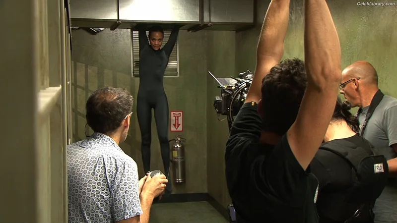 Zoe Saldana photo 23 of 868