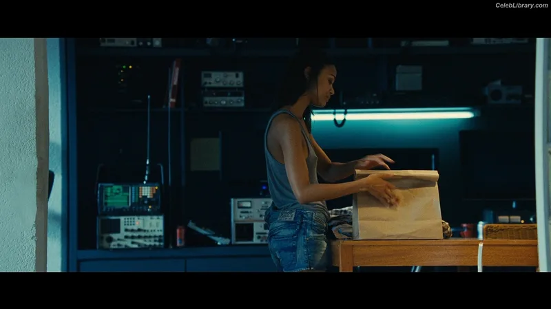 Zoe Saldana photo 8 of 868