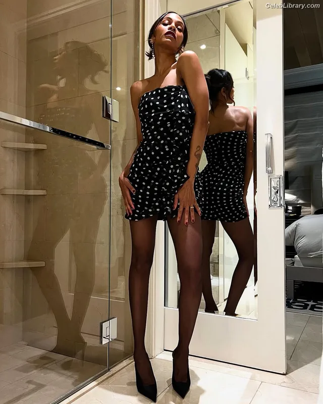 Zoe Saldana photo 18 of 868