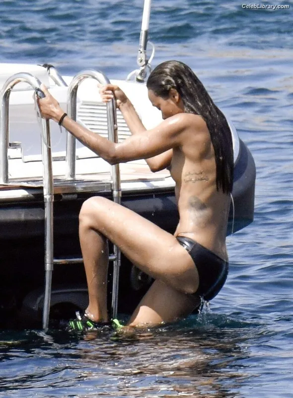 Zoe Saldana photo 4 of 868