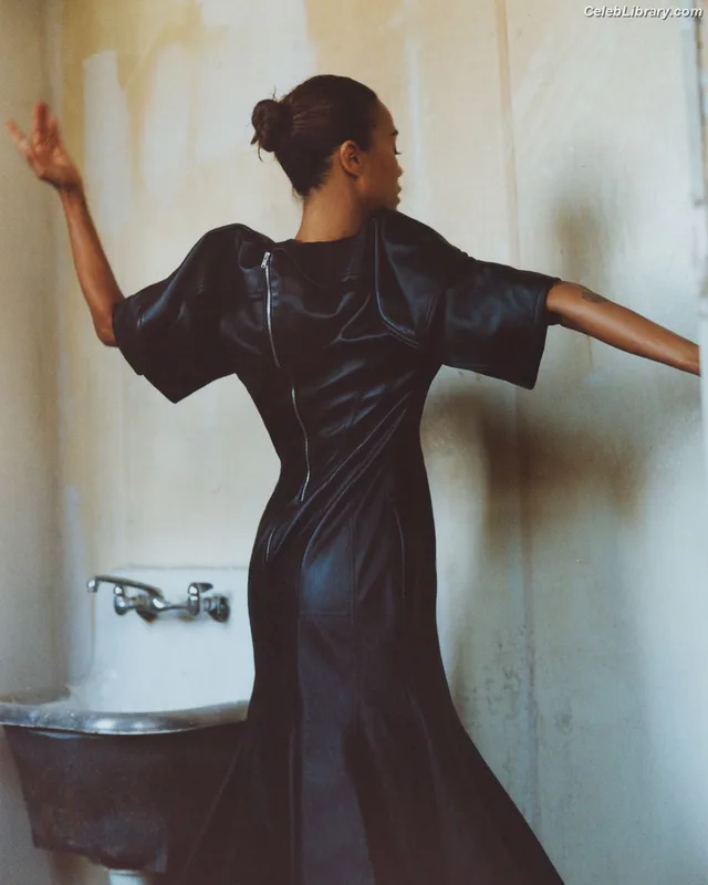 Zoe Saldana photo 12 of 868