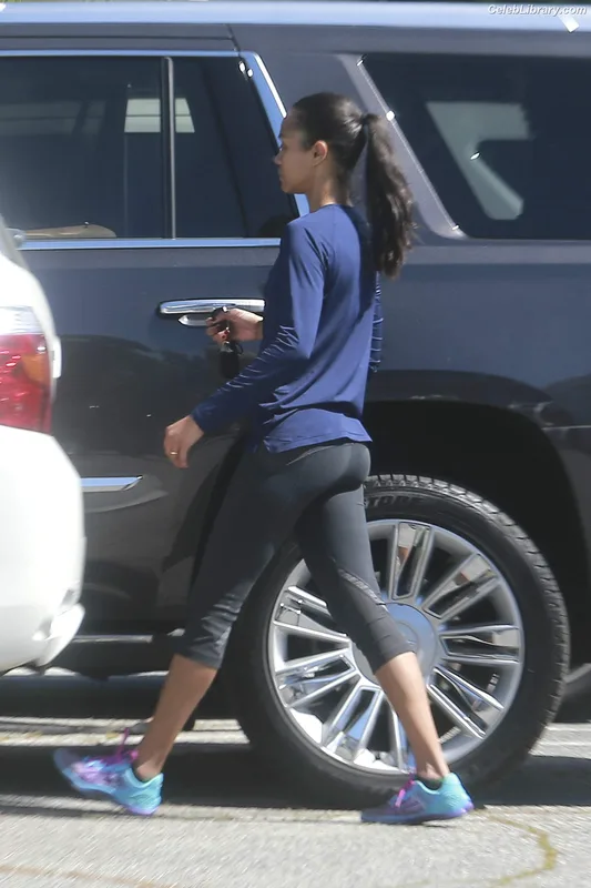 Zoe Saldana photo 2 of 868