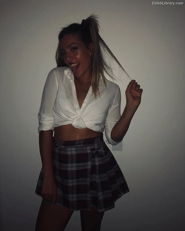 Zoe Turnes photo 12 of 80