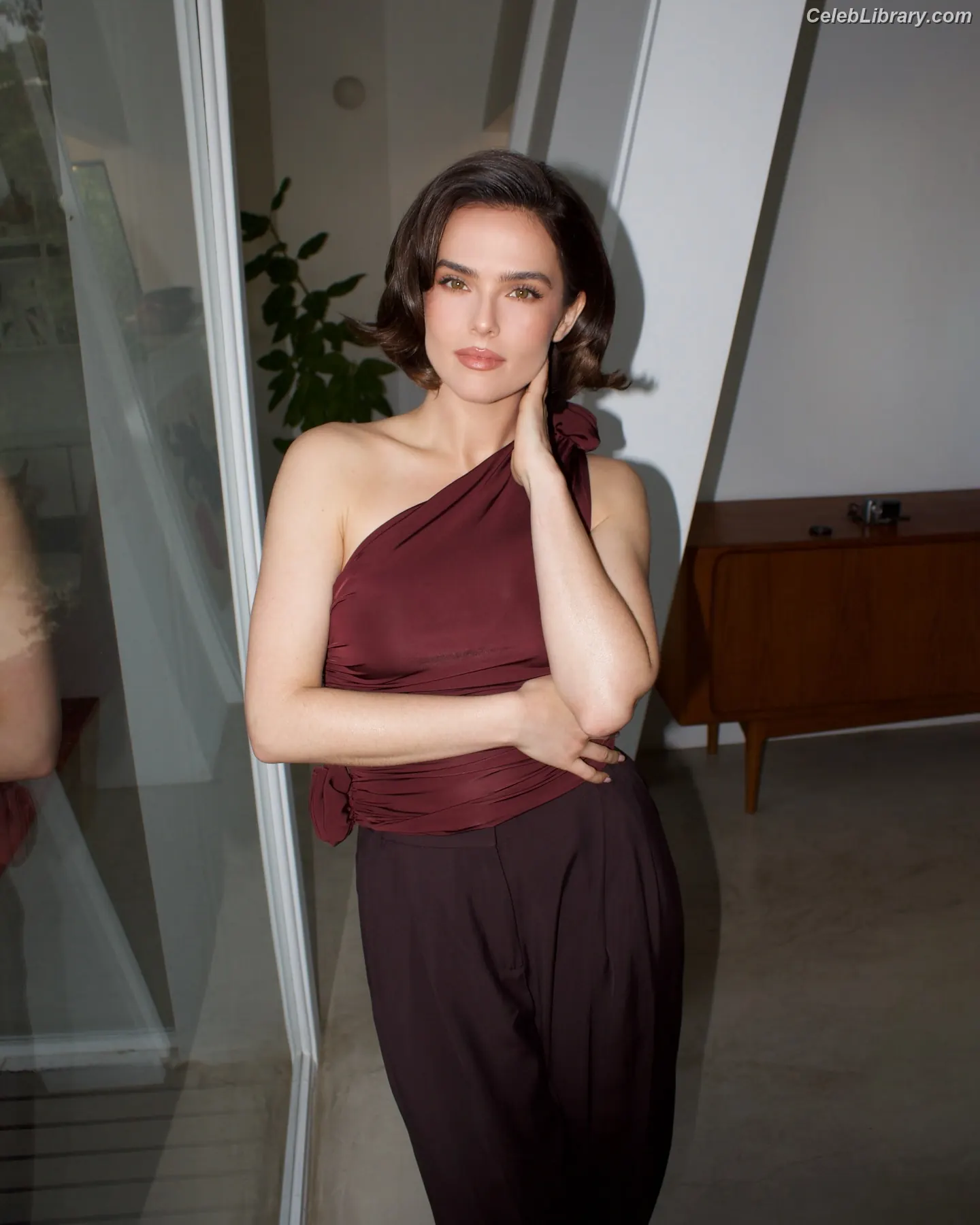 Zoey Deutch photo 22 of 1463