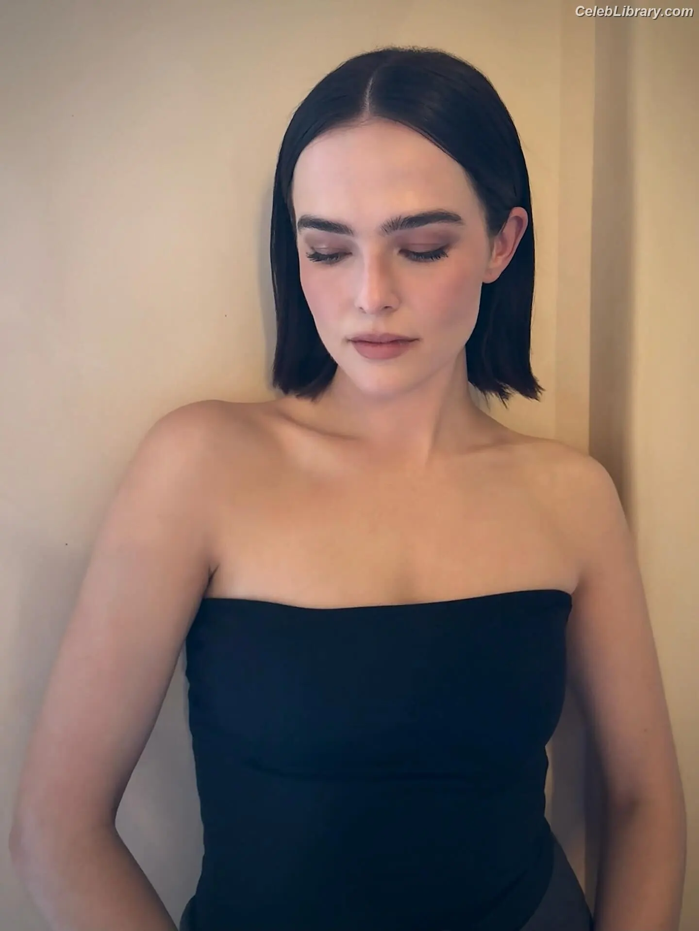 Zoey Deutch photo 6 of 1463