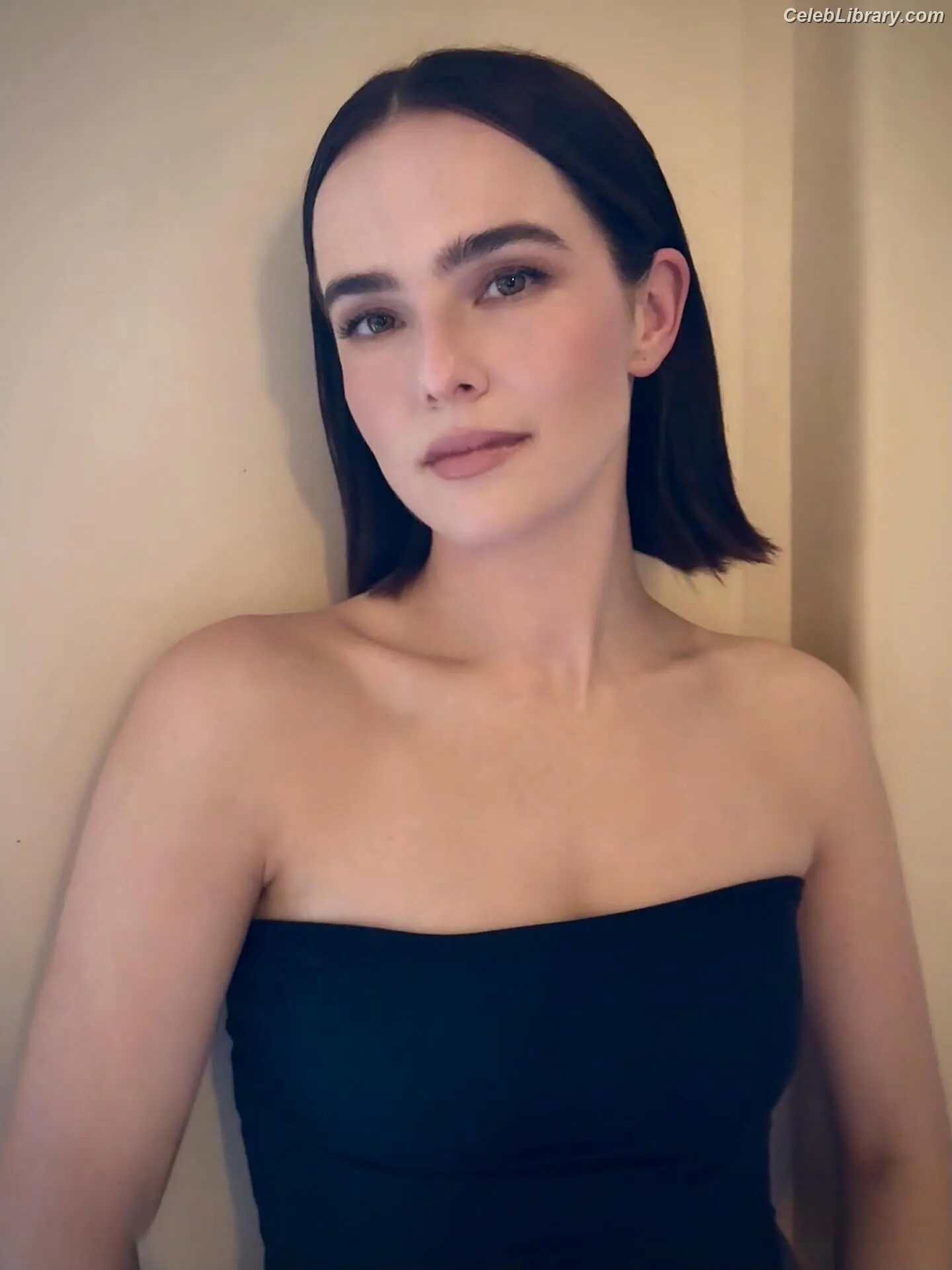 Zoey Deutch photo 9 of 1463