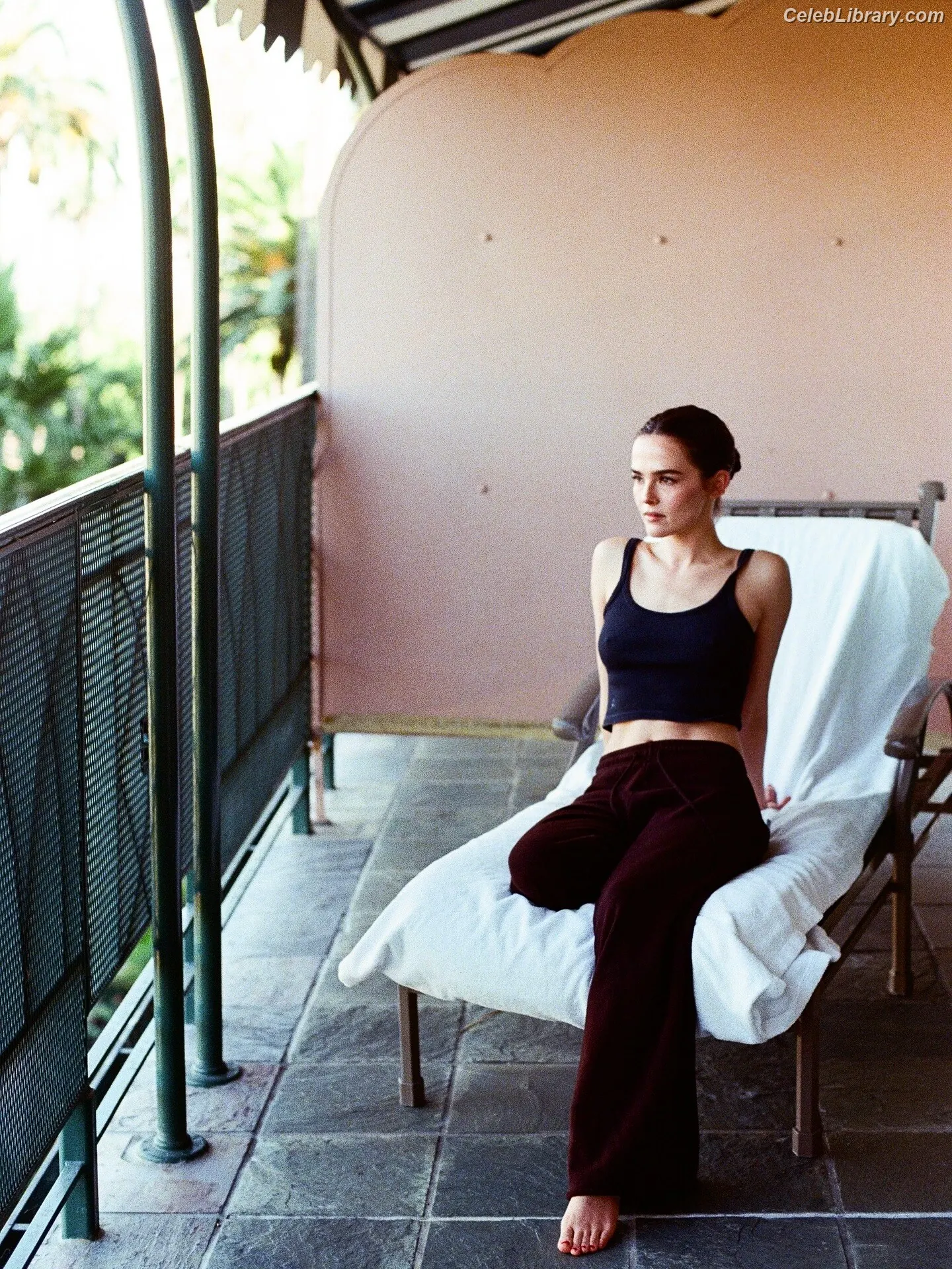 Zoey Deutch photo 20 of 1463