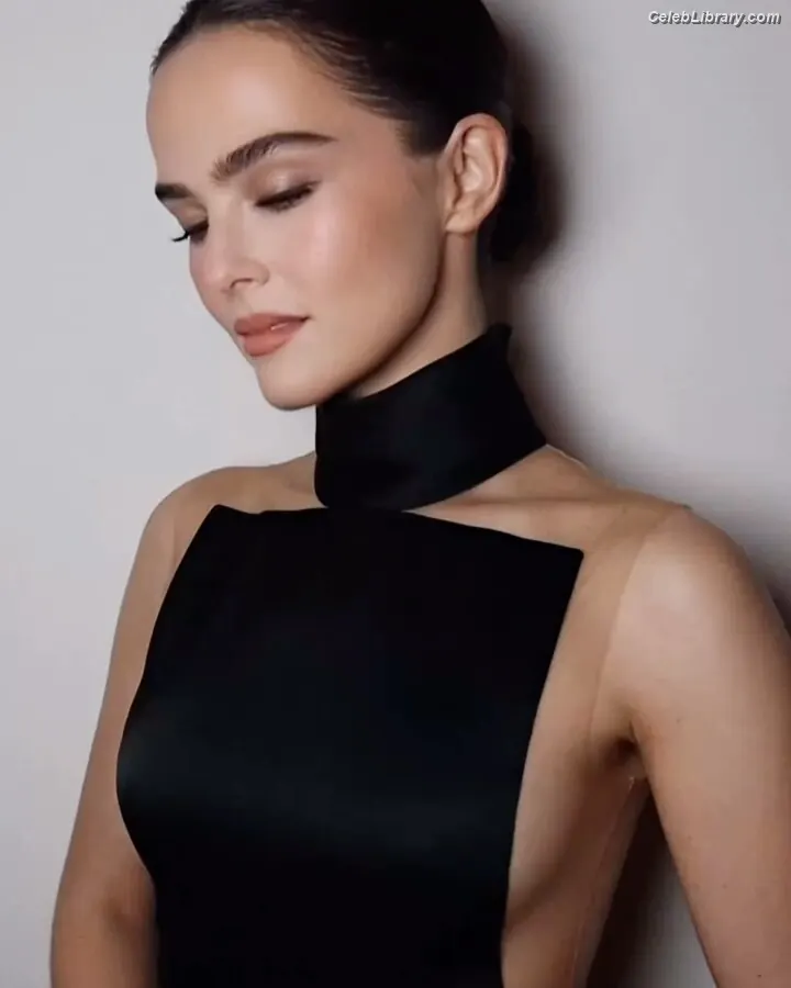 Zoey Deutch photo 13 of 1463