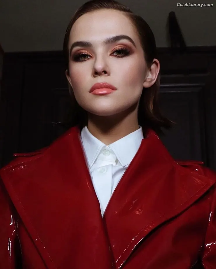 Zoey Deutch photo 18 of 1463