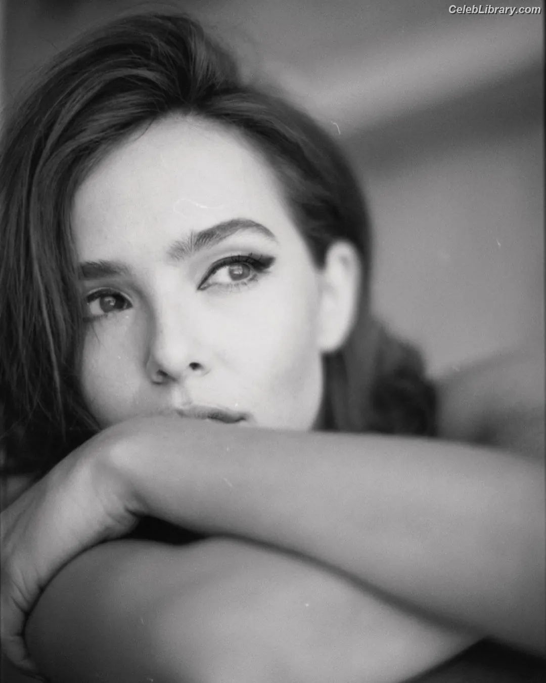 Zoey Deutch photo 6 of 1463