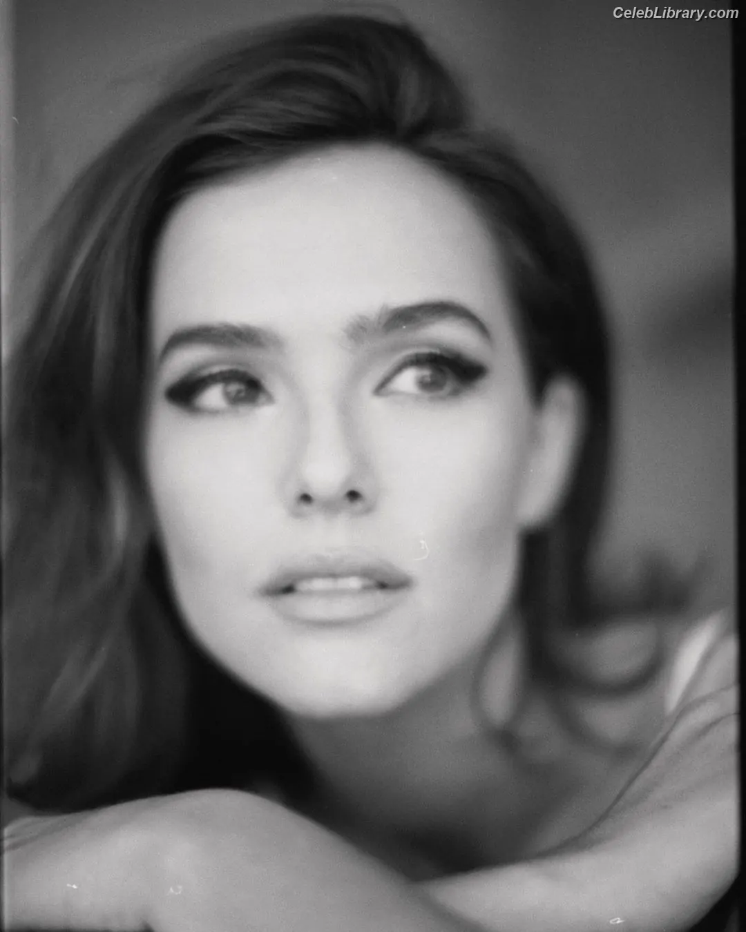 Zoey Deutch photo 7 of 1463