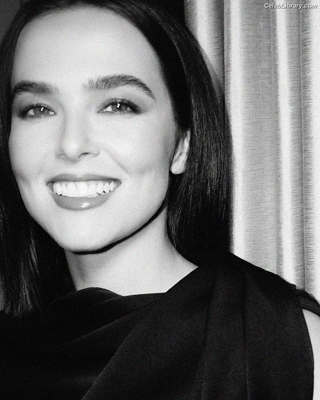 Zoey Deutch photo 16 of 1463