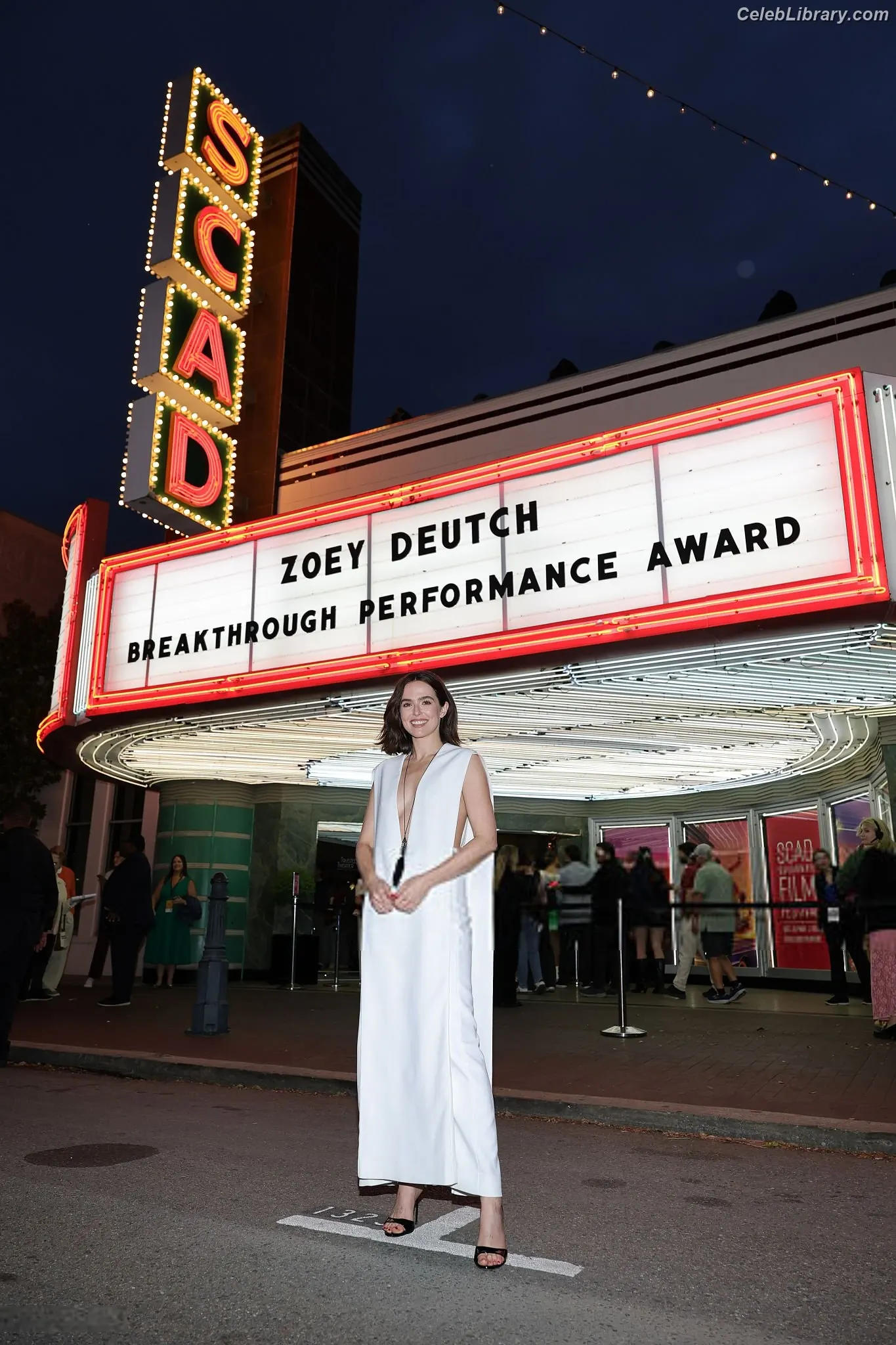 Zoey Deutch photo 12 of 1463