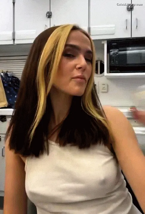 Zoey Deutch photo 1 of 1463