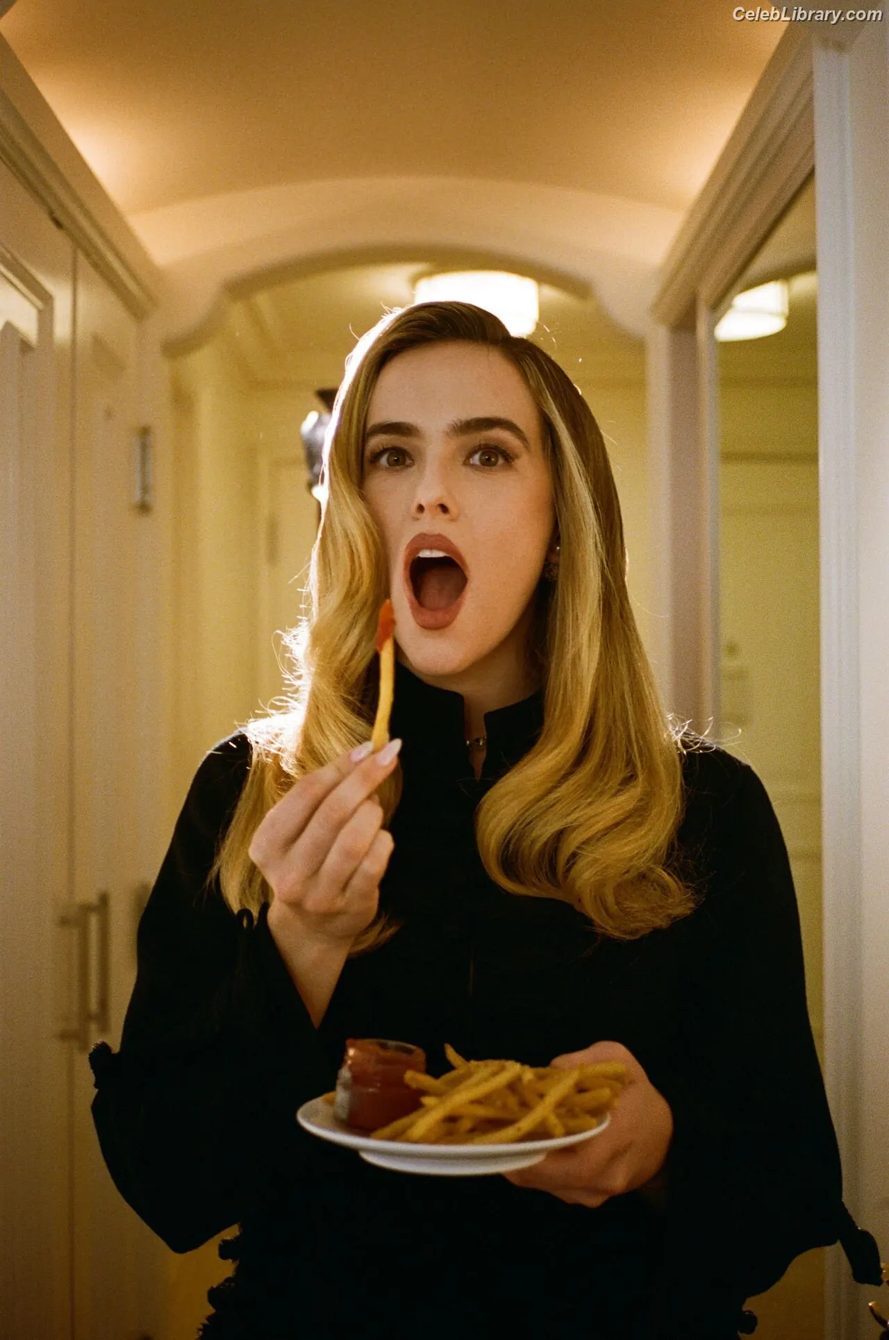 Zoey Deutch photo 22 of 1463